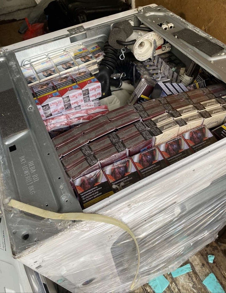 Агенция „Митници“: Митнически служители задържаха над 100 000 къса цигари укрити в перални машини