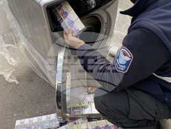 Снимка: Агенция „Митници“ - 100 000 къса цигари укрити в перални машини 