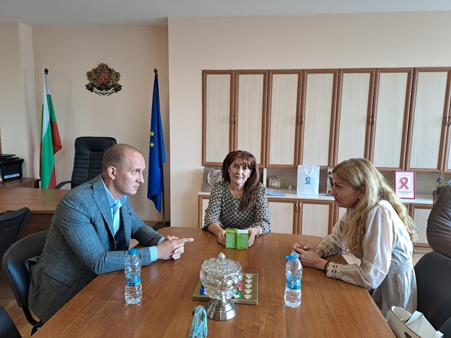 Областният управител Валентина Кайтазова връчи печата на РИК-Пазарджик на председателя на комисията Христина Ганчева