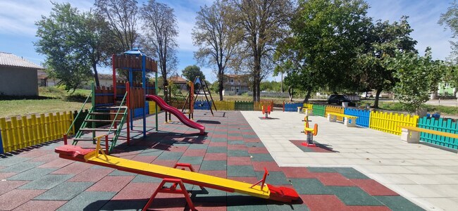 Продължава обновяването на детски площадки в Търговище
