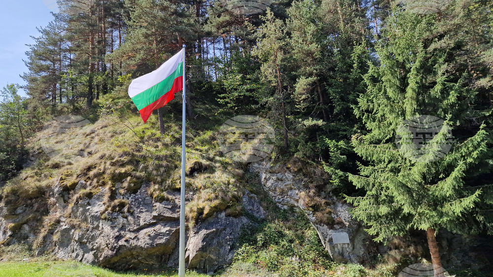 Монтираха осемметров пилон с националното знаме в самоковското село Бели Искър