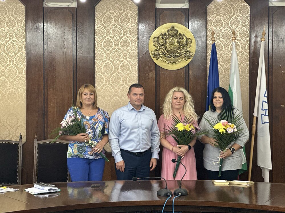 Кметът на Русе Пенчо Милков награди директори на образователни институции, излизащи в пенсия