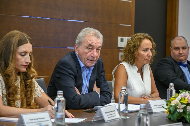 Министър Росен Карадимов проведе първото заседание на Съвета за тристранен диалог към министъра на иновациите и растежа