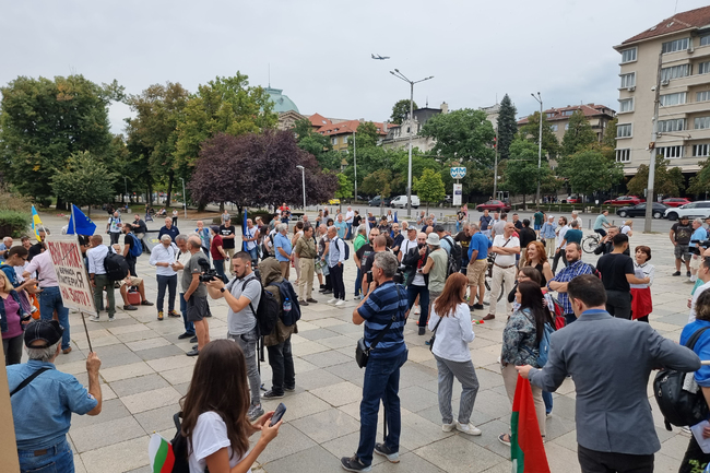 Граждани се събраха на шествие по повод 9 септември, обявявайки датата за „най-черната“ в българската история