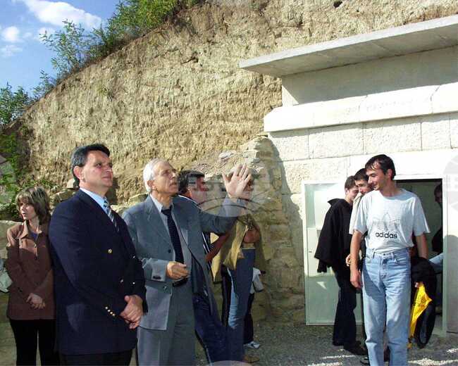 Тракийска гробница край село Ивански