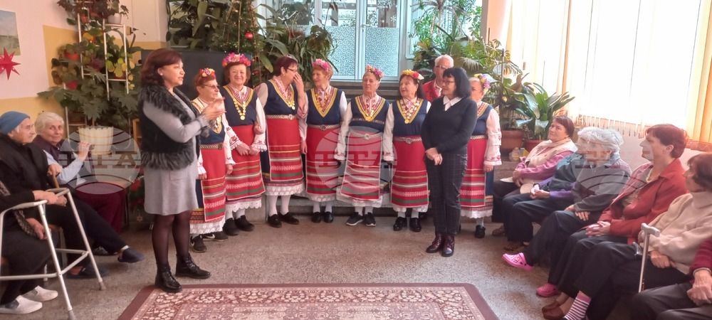 Сдружение "Жените на Казанлък" осъществи инициативата "Подари надежда" в Дома за стари хора в града