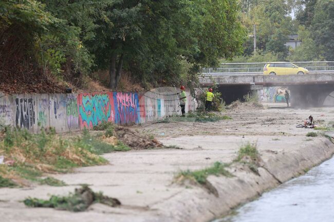 Община Бургас започна почистването на над 43 км речни корита, дерета и отводнителни канали 