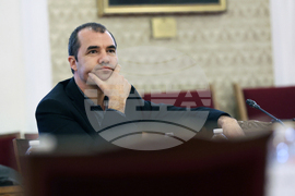 Парламент - Временна комисия за разглеждане на въпросите с недостига и високите цени на дървата . Деян Дечев 