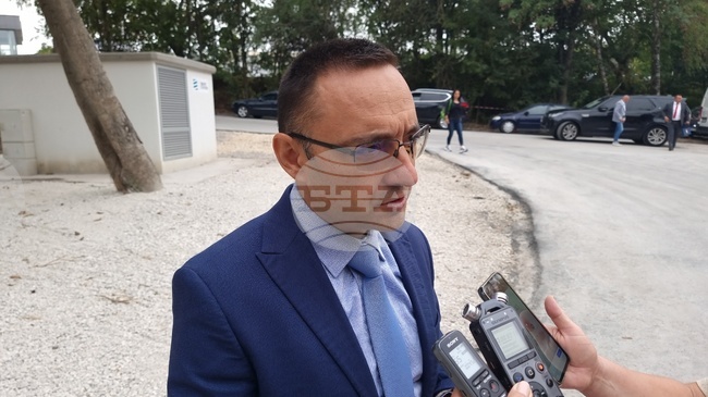 Към момента обстановката е нормална за сезона, няма сигнали за бедстващи хора и населени места без ток, каза гл. комисар Александър Джартов