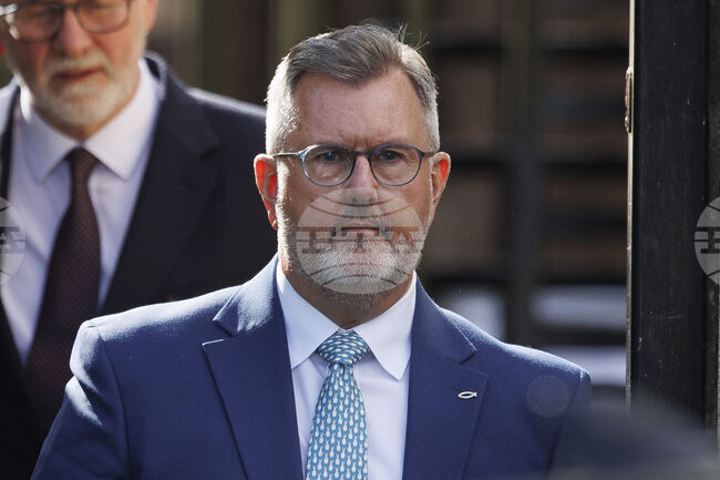 Делото срещу бившия лидер на юнионистите в Северна Ирландия Джефри Доналдсън отново бе отложено