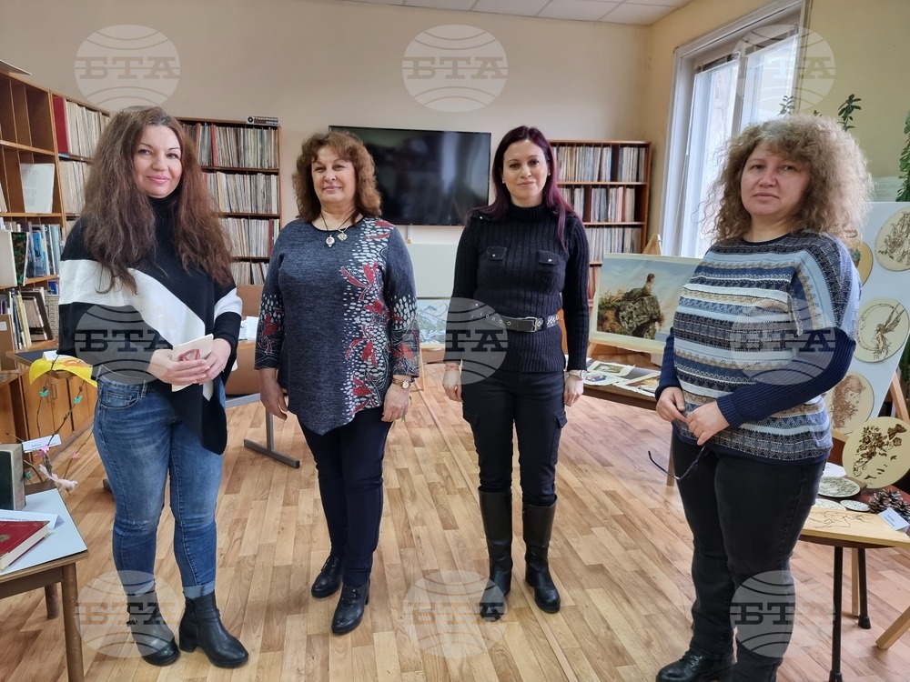 Библиотекарите разкриват своите таланти в изложба „Споделени пространства“