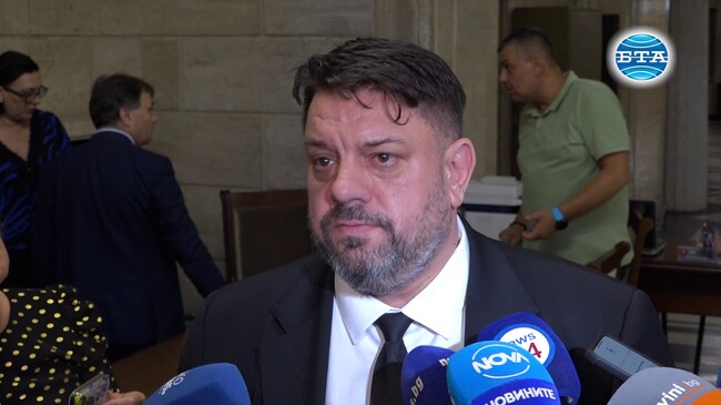 Атанас Зафиров дойде в ЦИК, за да дерегистрира БСП за самостоятелно участие в изборите, днес ще бъдат внесени документи за участие като коалиция