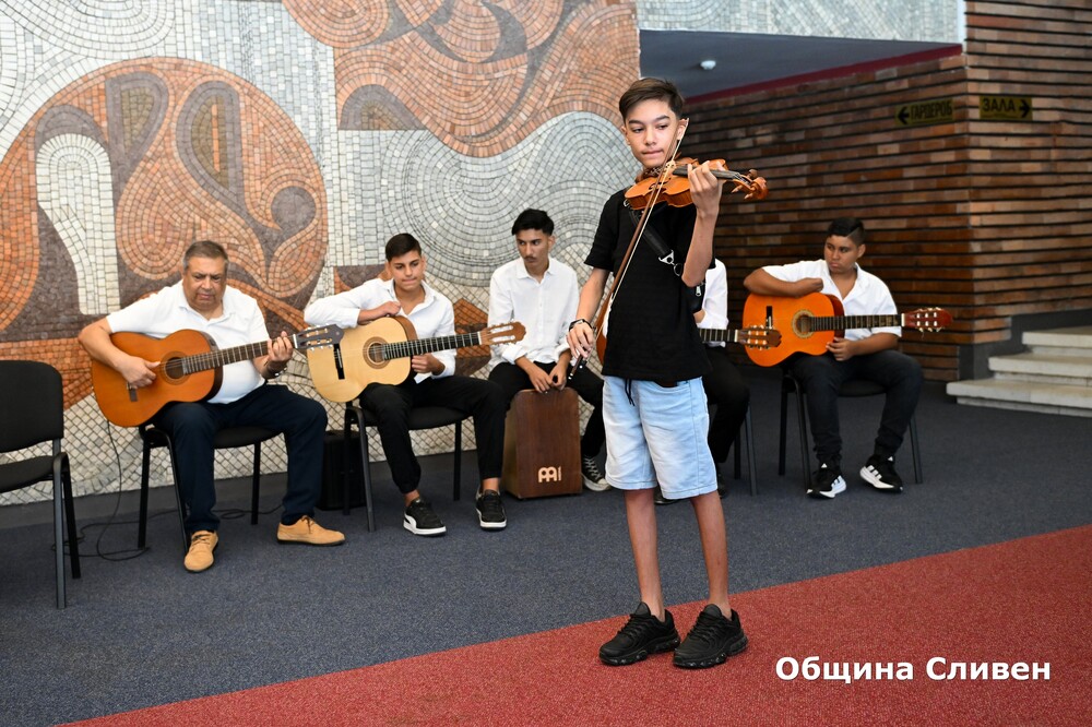 "Музиката вместо улицата“ е отличен за музикален проект на годината в анкета на БНР