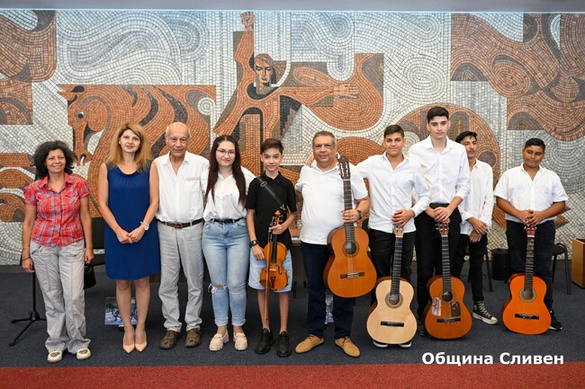 Община Сливен: „От ромското гето до светлините на Париж“ – 15 години от проекта „Музиката вместо улицата“