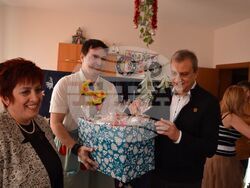 Кметът Илко Стоянов бе гост на коледни тържества в Дневен център за деца с увреждания и Дневен център за пълнолетни лица с увреждания “Зорница”