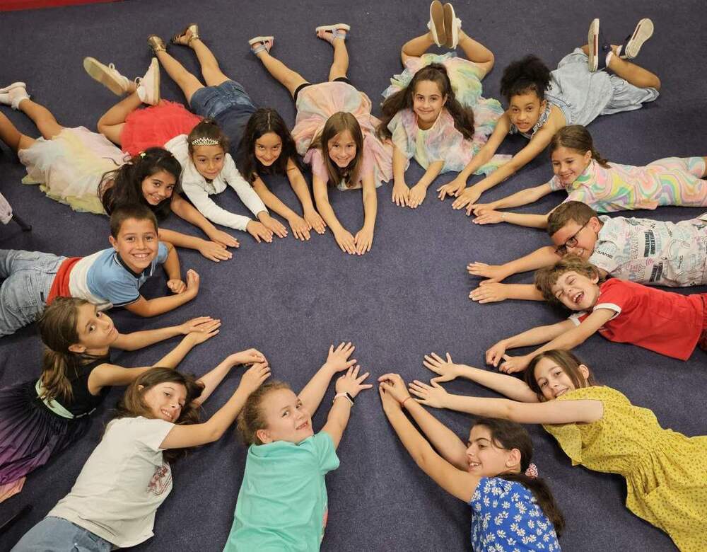 Учителите от Българско училище „Звънче“ в Сътън: За нас всяко откриване на нова учебна година е специален момент