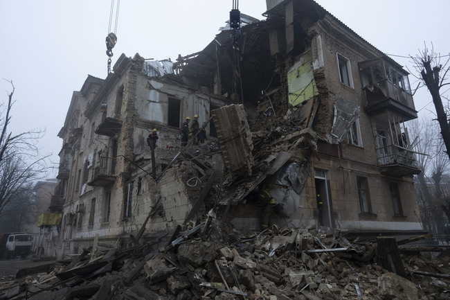 Русия е нанесла удар по родния град на Зеленски; една жена е била тежко ранена, съобщи Украйна