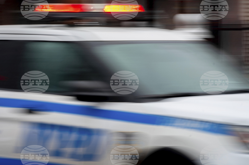 Полицай се спусна с въже по небостъргач в Ню Йорк, за да спре мъж, заплашил да скочи от прозореца
