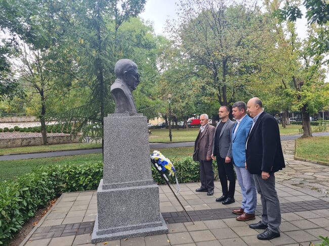 Община Момчилград: 102-годишнината от рождението на Нури Адалъ беше отбелязана в Момчилград