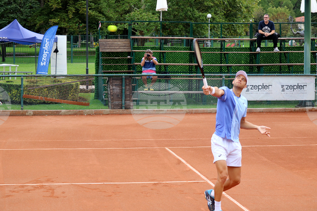 Донски отпадна в първия кръг на квалификациите на сингъл на турнир по тенис от сериите "Чалънджър" в Руанда, ще играе и на двойки