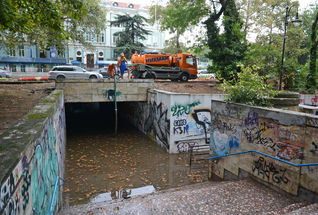 Община Варна: Отводниха двата засегнати подлеза след снощната буря