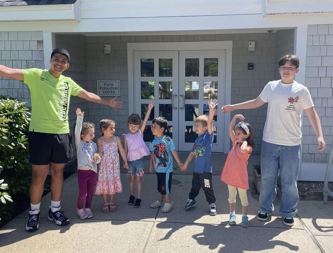 Училище „Св. св. Кирил и Методий“ в Кейп Код покани младежите от общността да станат асистенти на учителите през новата учебна година