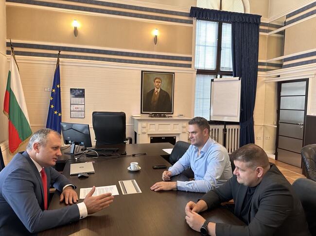 Министър Мундров на среща с БРАИТ: С набирането на хора от ИТ сектора гарантираме открит и прозрачен изборен процес
