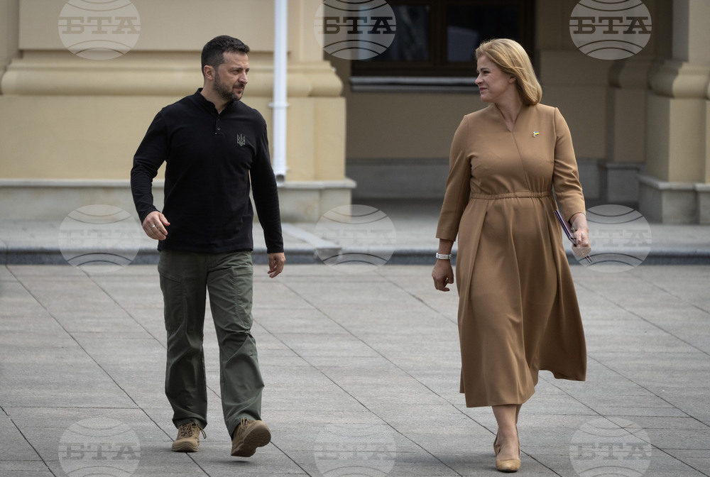 Министър-председателката на Латвия предаде лично бронетранспортьори в Киев в Деня на държавността на Украйна