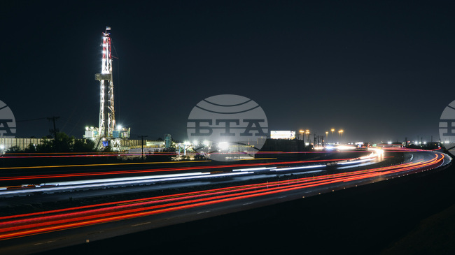 Петролът поскъпва с над 1 процент след новините за задържан от САЩ нов танкер край Венецуела