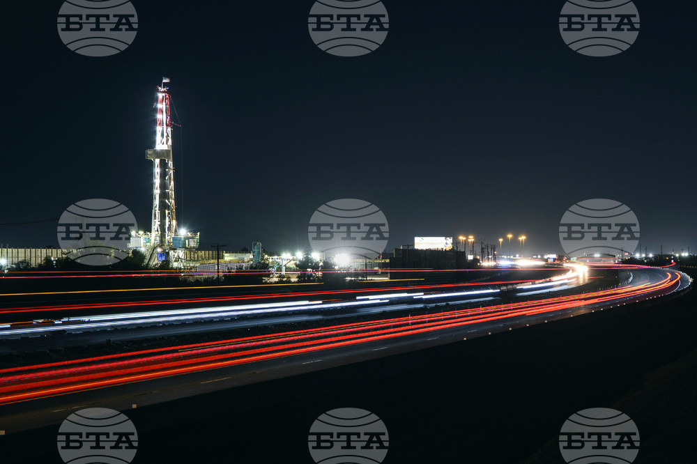 Петролът поскъпва с над 1 процент след новините за задържан от САЩ нов танкер край Венецуела