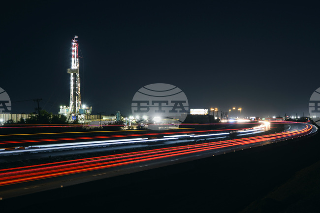 Петролът поскъпва с над 1 процент след новините за задържан от САЩ нов танкер край Венецуела