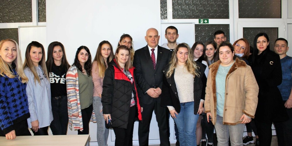 Главният прокурор Иван Гешев пред студенти и преподаватели от ВТУ „Св.св. Кирил и Методий“: За едни реформа е да бутнеш къща, за други – да реновираш, за мен важното е да подобриш системата