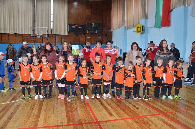 Община Видин: Заместник-кметът Борисова награди участници в детски футболен турнир