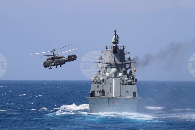 Русия потвърди, че неин военен кораб е произвел предупредителни изстрели по британска яхта, "която се е движела опасно близо"