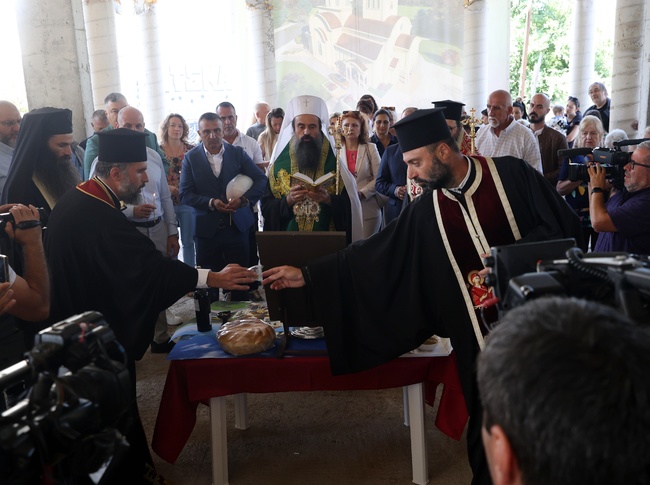 Патриарх Даниил посети новостроящия се храм "Св. патриарх Евтимий Търновски" в столичния район "Люлин" и отслужи водосвет в него