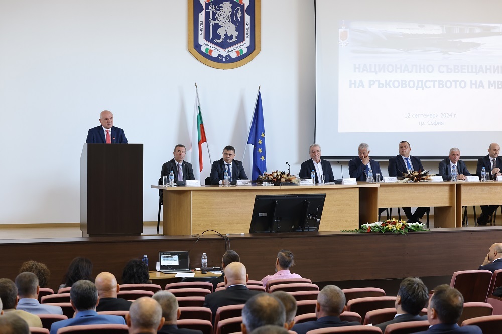 Премиерът Главчев към служителите на МВР: Абсолютно безкомпромисни бъдете, ако получите сигнал за опорочаване на вота