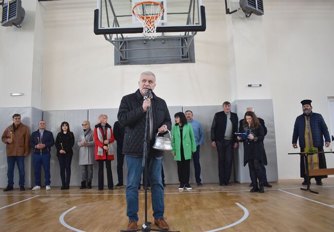 Община Разград: Президентът на Българската федерация по баскетбол Атанас Глушков благодари на Община Разград за „прекрасната, красива и функционална зала „Абритус” и пожела тя да стане „дом на всички спортисти в Разград”