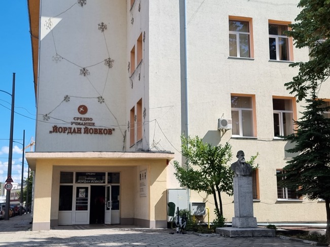 Кърджалийско училище обяви дарителска инициатива за първия учебен ден под надслов „Подари надежда вместо букет!“