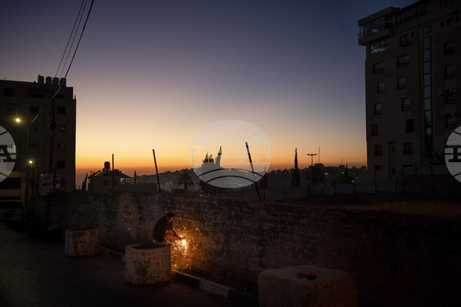 Най-малко две жени бяха убити на Западния бряг при иранско ракетно нападение; израелската армия обяви първи удари по Северен Иран