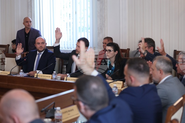 Предложението за освобождаване на Антон Славчев като председател на антикорупционната комисия не беше разгледано от ресорната парламентарна комисия