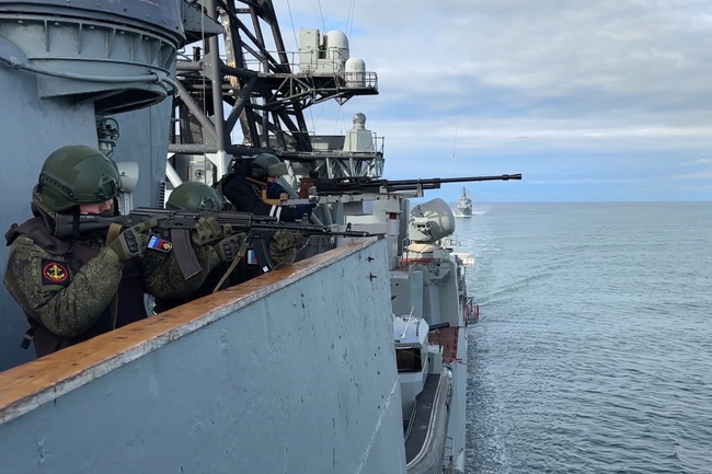 Северният флот на Русия провежда морски военни учения в Арктика, потвърди военното командване