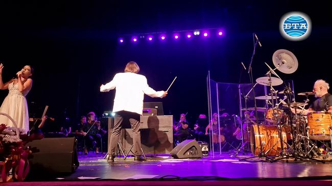 Барабанистът Майк Терана изненада публиката в Разград като запя песни на Синатра