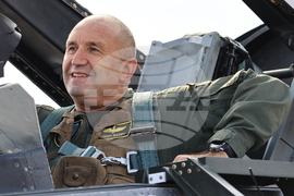 Авиобаза „Граф Игнатиево“ - Румен Радев - демонстрационен полет