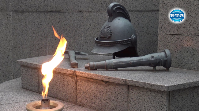 С водосвет и отдаване на почит към паметта на загиналите си колеги пожарникари отбелязаха професионалния си празник