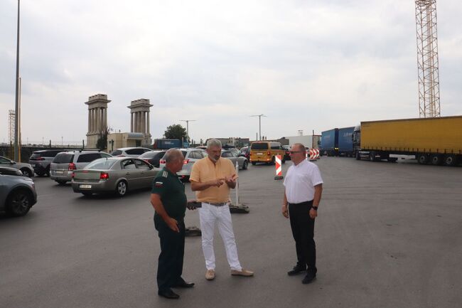 ОА Русе: Над 37 000 повече леки и лекотварни автомобила са преминали през ГКПП „Дунав мост“ при Русе този август спрямо същия период през 2023 г. 