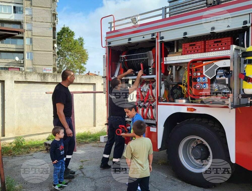 Пожарната в Ямбол отвори вратите си за граждани и показва техника и оборудване