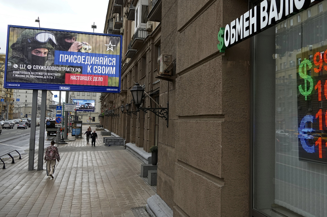 Рублата поевтиня спрямо долара на фона на преговорите между Русия и САЩ в Рияд