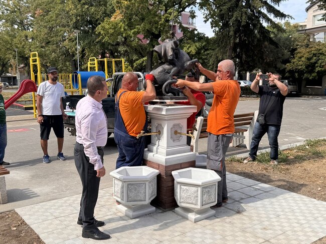 Община Русе: Поставиха бронзова скулптура на Св. Георги върху новата чешма до площад „Дунав“