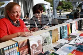 Алея на книгата 2024 - среща с автограф с Весела Люцканова