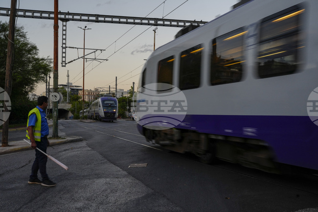 Железопътната линия Атина – Пирея е изправена пред забавяния и опасения за безопасността през 2025 г.